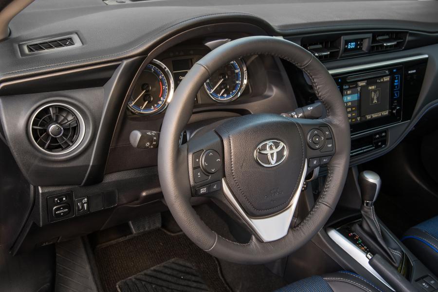 Панель приборов Toyota Corolla XSE 2016 года  (фото 1 из 20)